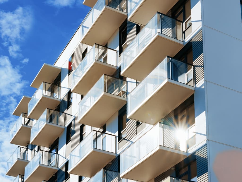 Moderne Wohnanlage mit Balkonen und heller Fassade